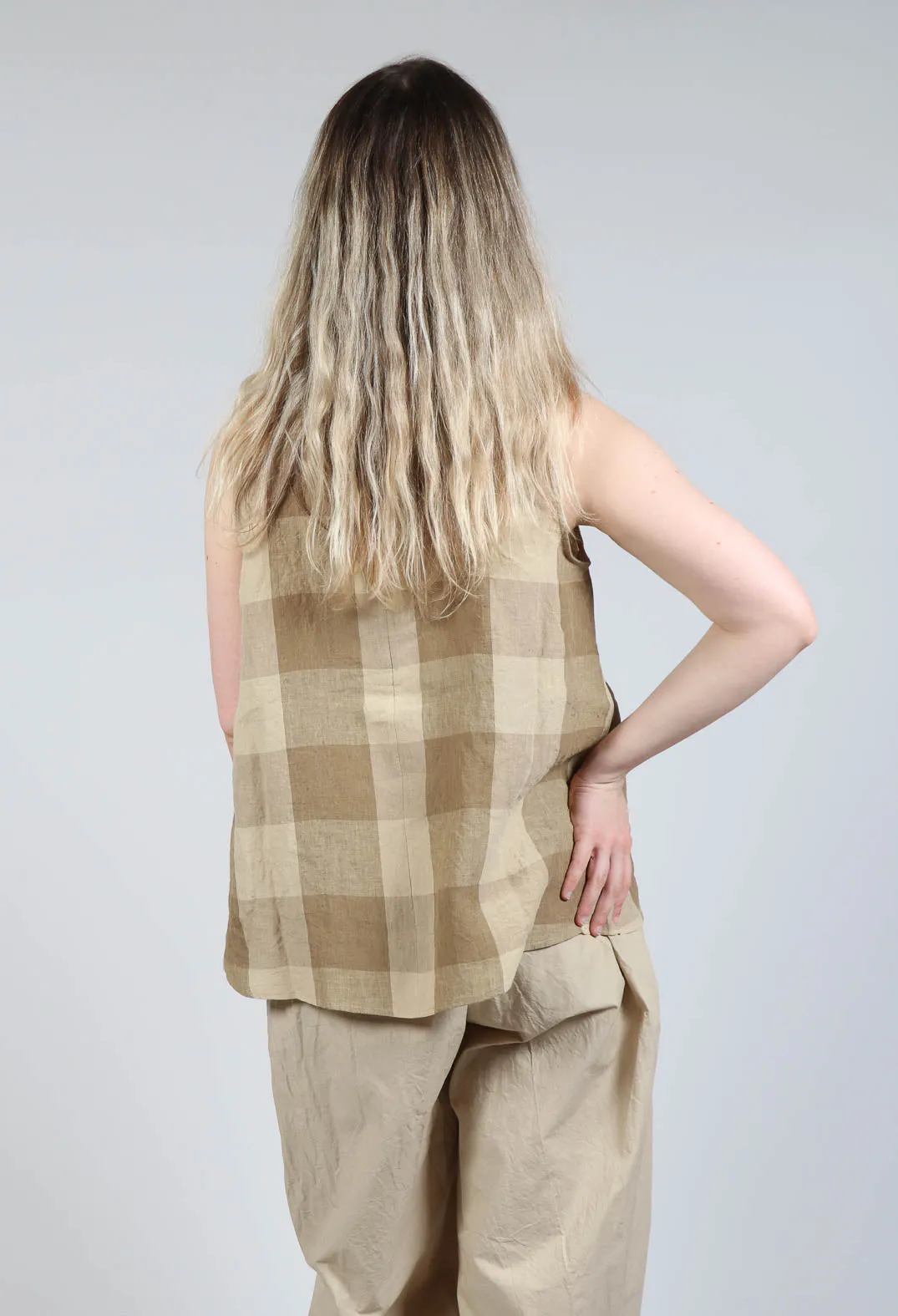 Sleeveless Vest in Hazelnut