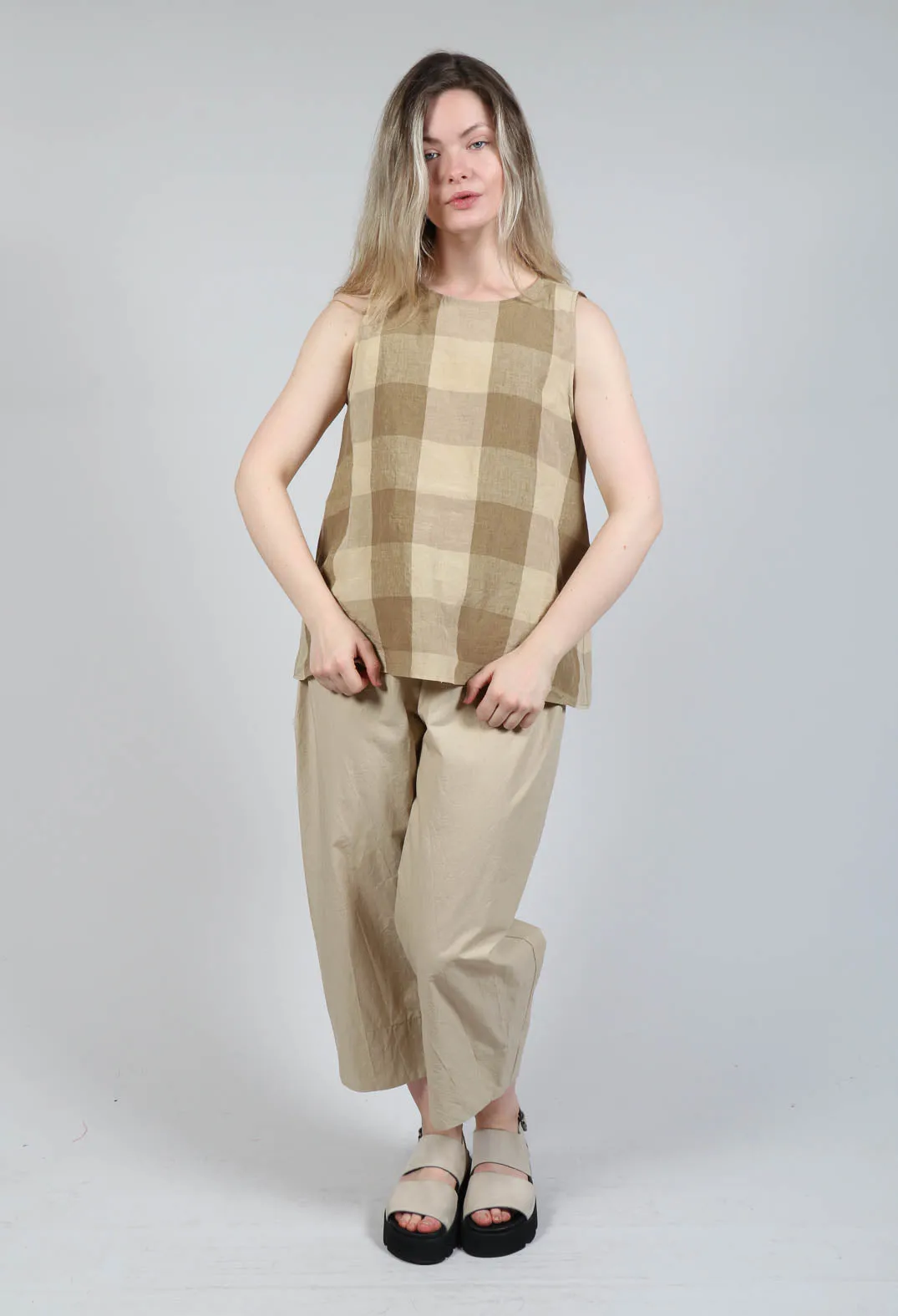 Sleeveless Vest in Hazelnut